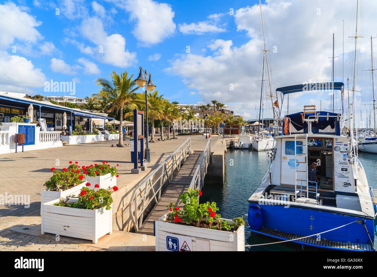 PUERTO CALERO MARINA, Insel LANZAROTE - 17. Januar 2015: Boote in Puerto Calero Hafen im karibischen Stil erbaut. Viele Touristen verbringen Urlaub hier. Stockfoto