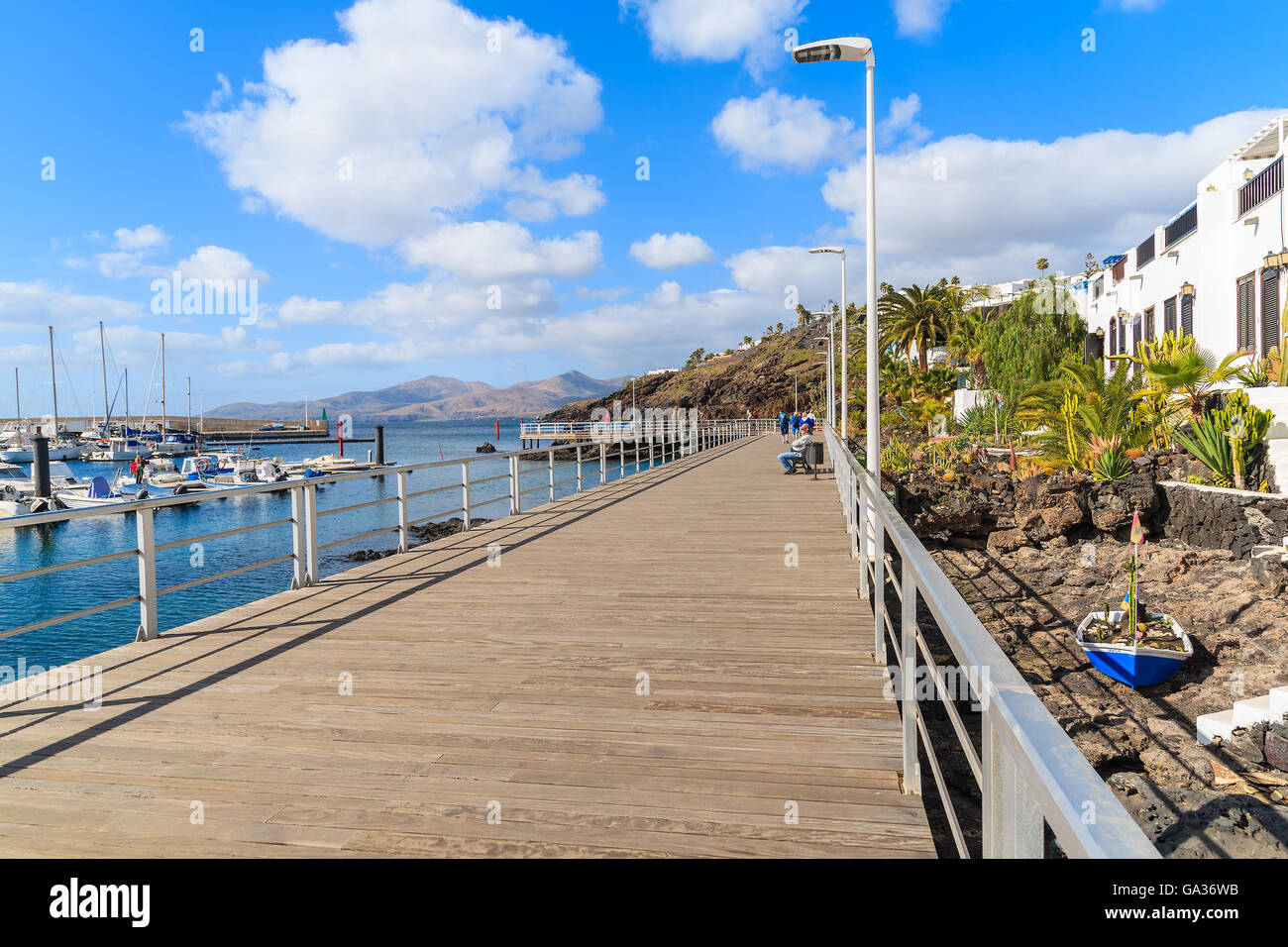Promenade entlang Meer im Ferienort Puerto del Carmen Urlaub, Lanzarote, Kanarische Inseln, Spanien Stockfoto