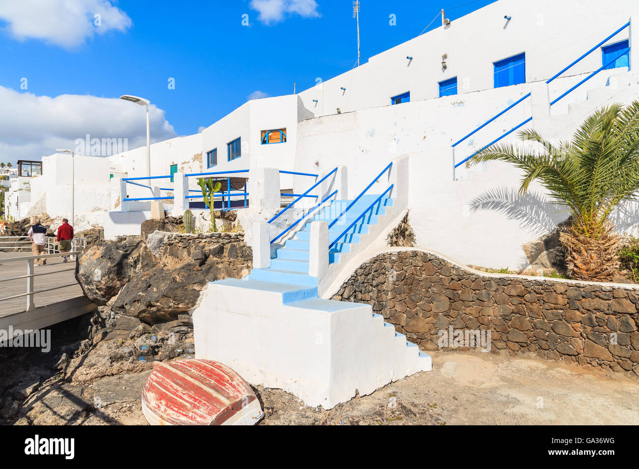 Typisch weißen kanarischen Häuser in der Stadt Puerto del Carmen auf der Insel von Lanzarote, Spanien Stockfoto