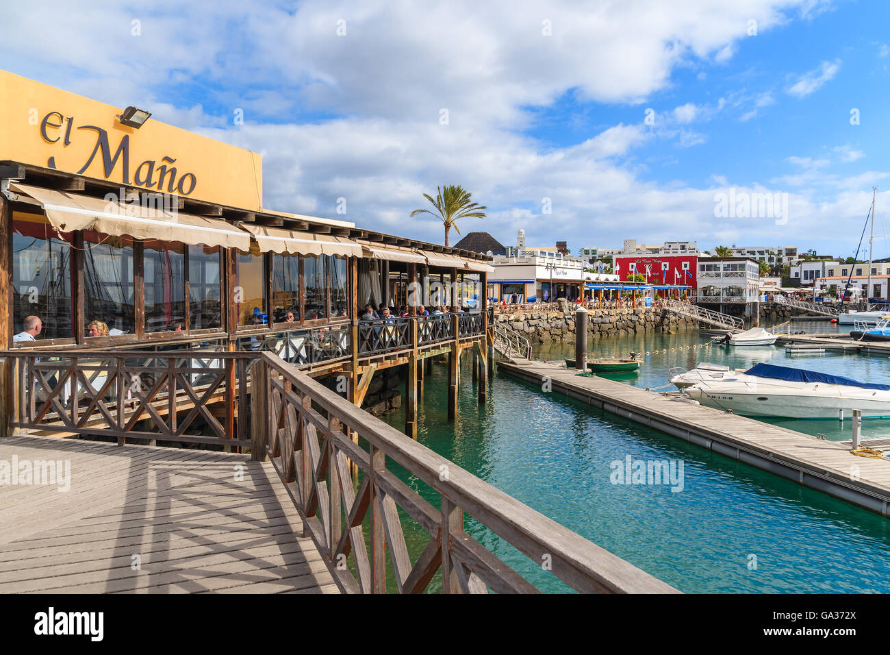 MARINA RUBICON, Insel LANZAROTE-JAN 17, 2015: Fußgängerbrücke zum Restaurant im Hafen Rubicon. Kanarischen Inseln sind sehr beliebtes Urlaubsziel aufgrund der sonnigen tropisches Klima das ganze Jahr. Stockfoto