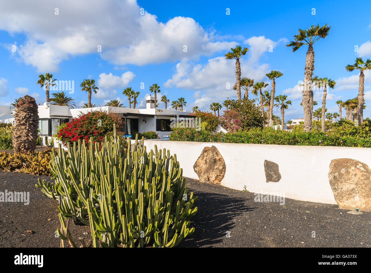 Holiday Apartment Gebäude in tropischen Garten in Playa Blanca Dorf, Lanzarote, Kanarische Inseln, Spanien Stockfoto