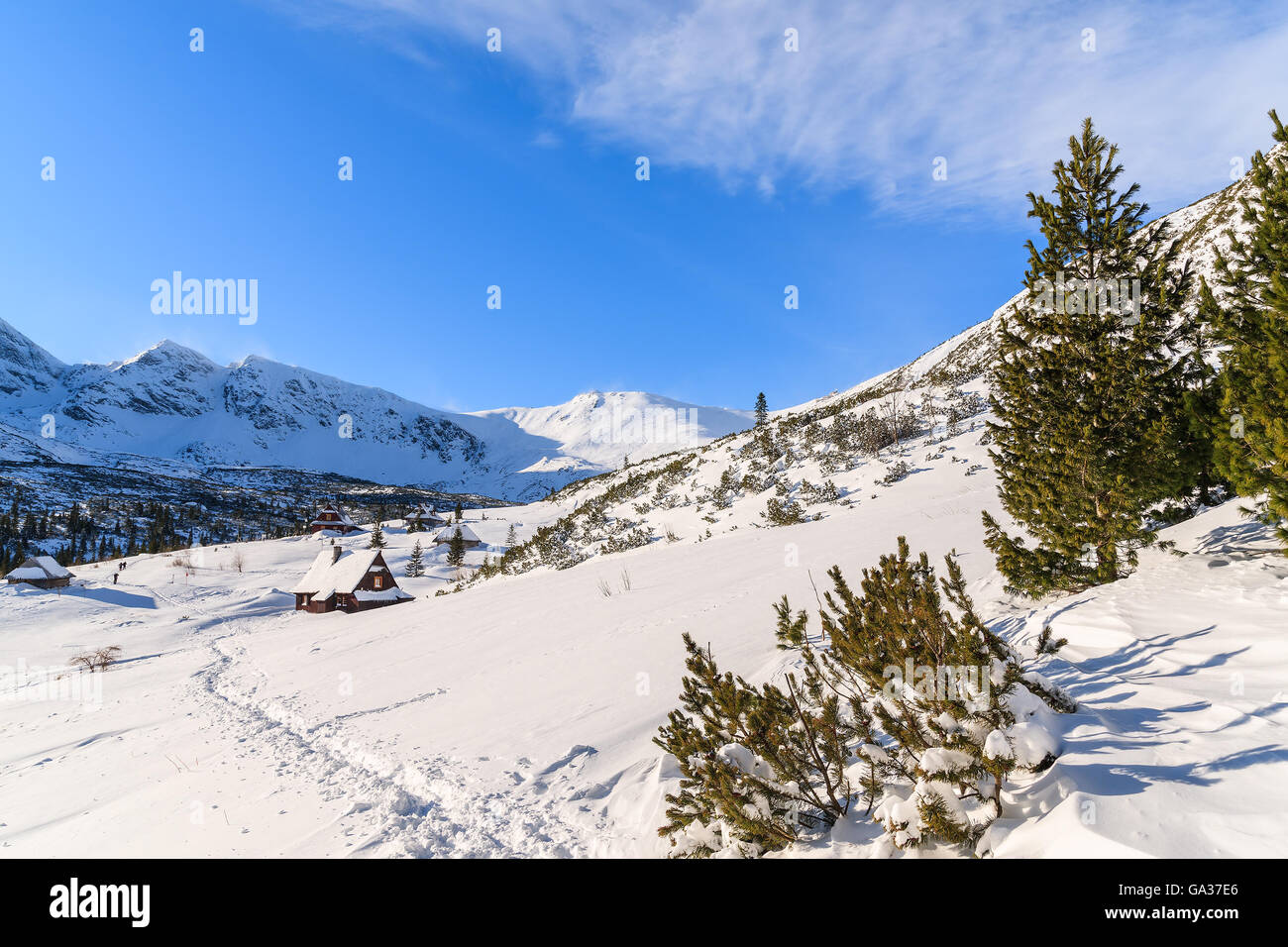 Weg zum hölzernen Hütten in Winterlandschaft von Gasienicowa Tal, Tatra-Gebirge, Polen Stockfoto