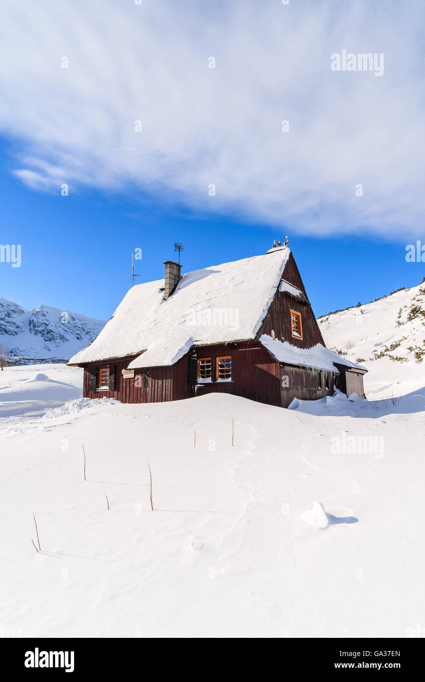 Hölzerne Hütte in Winterlandschaft von Gasienicowa Tal, Tatra-Gebirge, Polen Stockfoto