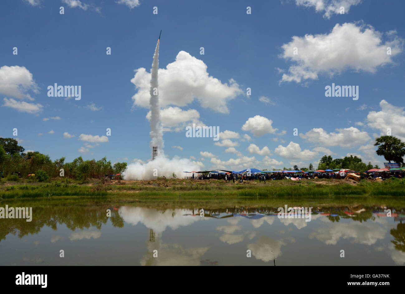 ein Raketenstart am Traditonal Rakete Festival oder Bun Bang Fai in Ban Si als in der Provinz Amnat Charoen im Nordwesten o Stockfoto