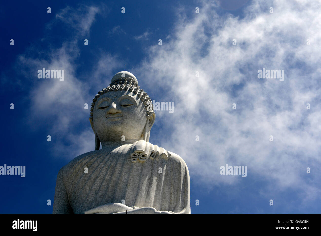der big Buddha im Wat Chalong auf Phuket im Süden von Thailand in Südostasien. Stockfoto