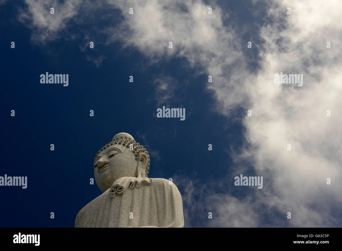 der big Buddha im Wat Chalong auf Phuket im Süden von Thailand in Südostasien. Stockfoto