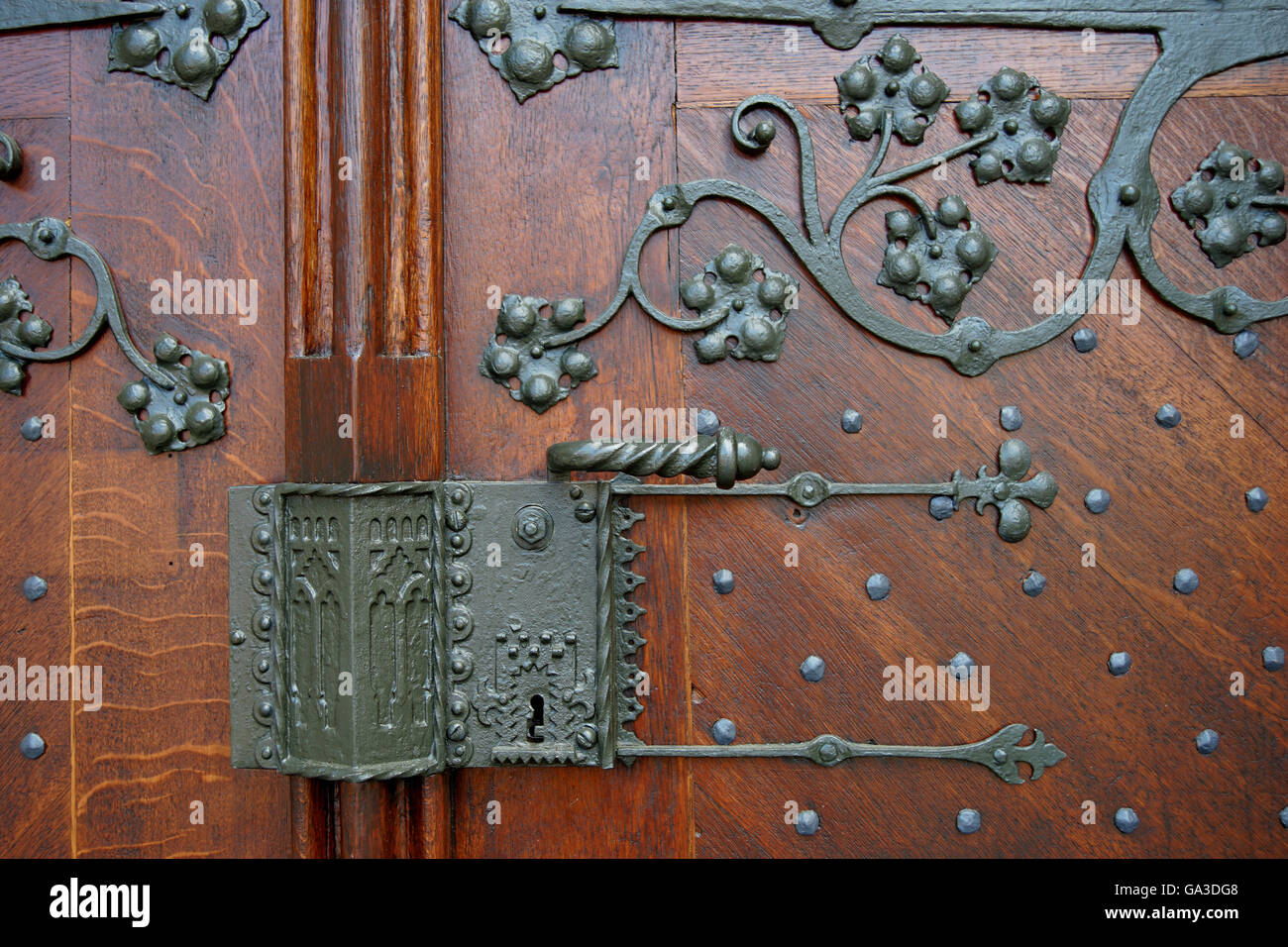 Detail der großen Eingangstür der katholischen Kirche Gau-Algesheim in Rheinhessen, Deutschland Stockfoto