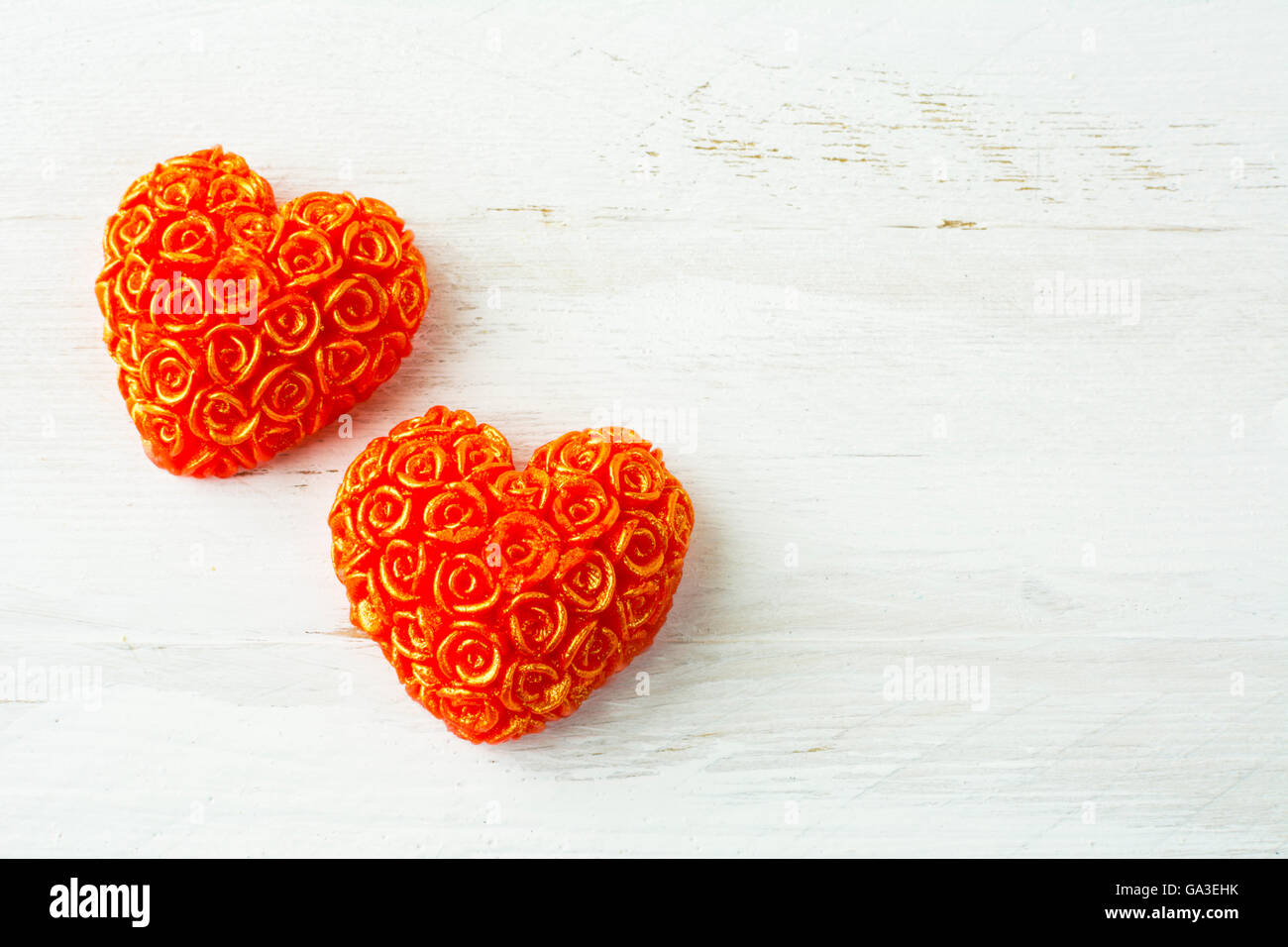 Zwei Herzen von Rosen auf weißem Hintergrund aus Holz, Clouse oben. Valentinstag Hintergrund, Hochzeit Tag Hintergrund Stockfoto