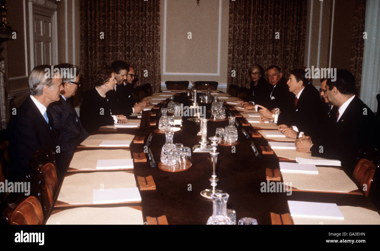 Die britischen und amerikanischen Parteien treffen sich über den Tisch im Kabinettsaal in der Downing Street 10 mit Margaret Thatcher und Präsident Ronald Reagan, die den Moskauer Gipfel von Angesicht zu Angesicht diskutieren. Stockfoto