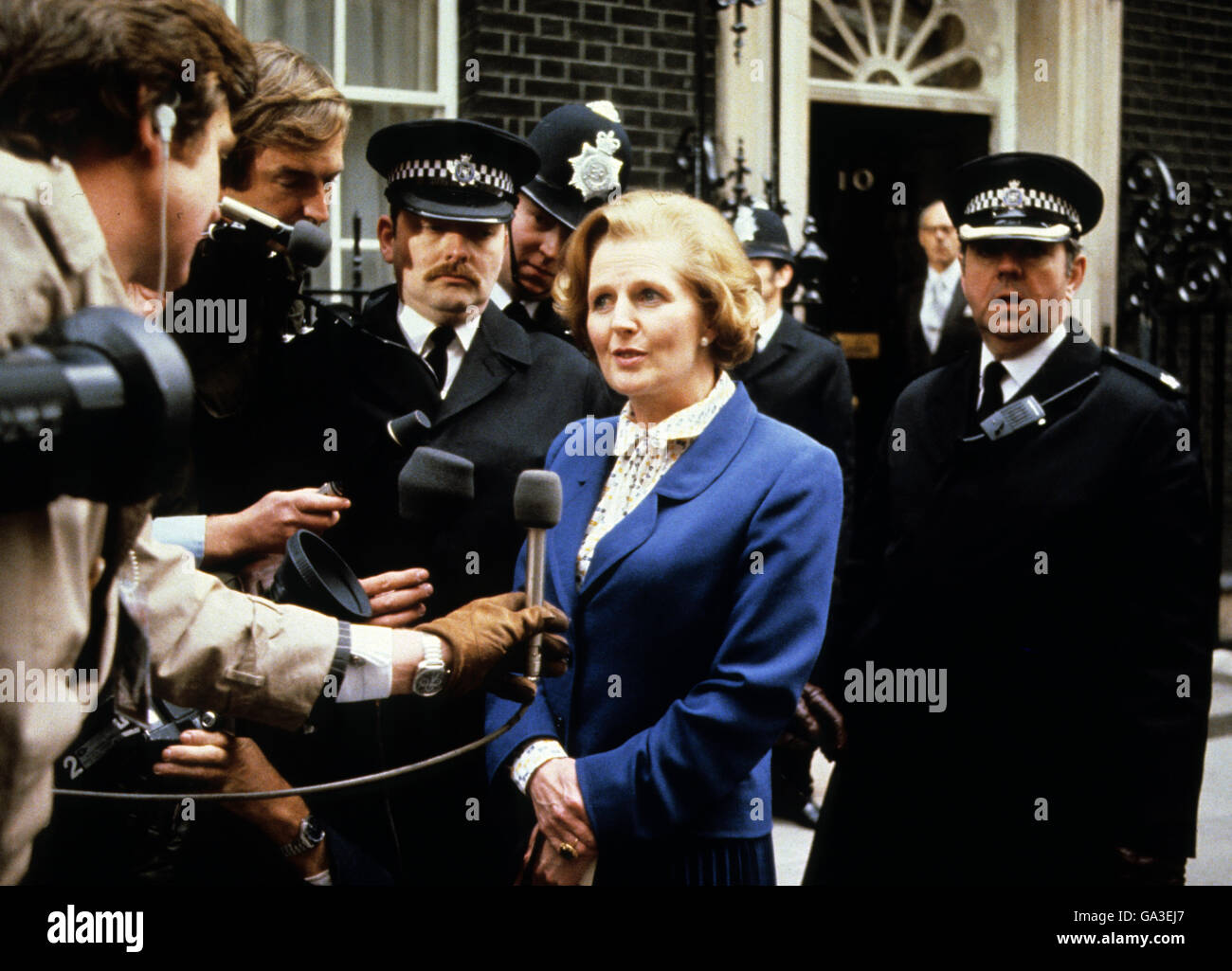 Margaret Thatcher spricht mit Fernsehinterviewern, als sie zum ersten Mal als Premierministerin in der Downing Street 10 ankommt, nachdem sie die Parlamentswahlen gewonnen hat. Stockfoto