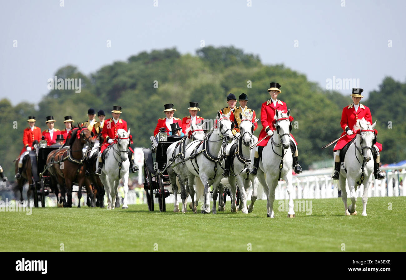 Am vierten Tag der Royal Ascot-Rennen auf der Rennbahn Berkshire machen sich die Royal Party auf den Weg. Stockfoto