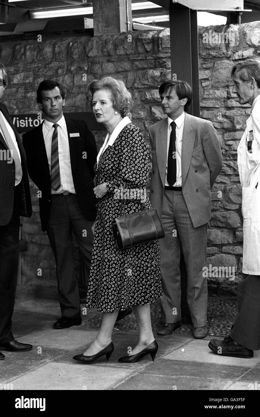 Premierministerin Margaret Thatcher auf dem Weg ins Princess Margaret Hospital in Swindon, als sie Patienten besuchte, die sich nach dem Hungerford-Massaker von Schussverletzungen erholten. Stockfoto