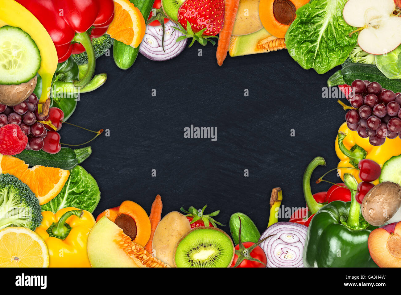 Rahmen aus Obst und Gemüse auf Schiefer Hintergrund Stockfoto