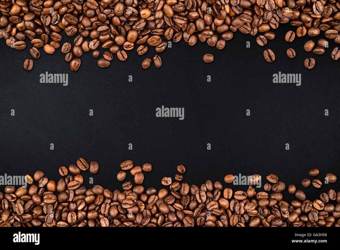 Kaffeebohnen auf rustikalen Schiefer Hintergrund Stockfoto