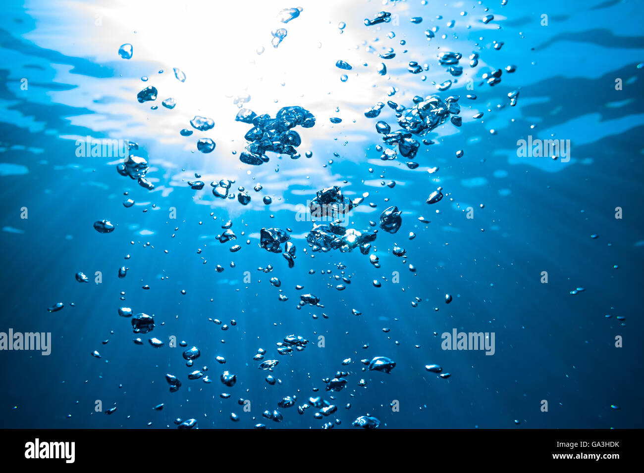 Luftblasen unter Wasser gegen das Sonnenlicht Stockfoto