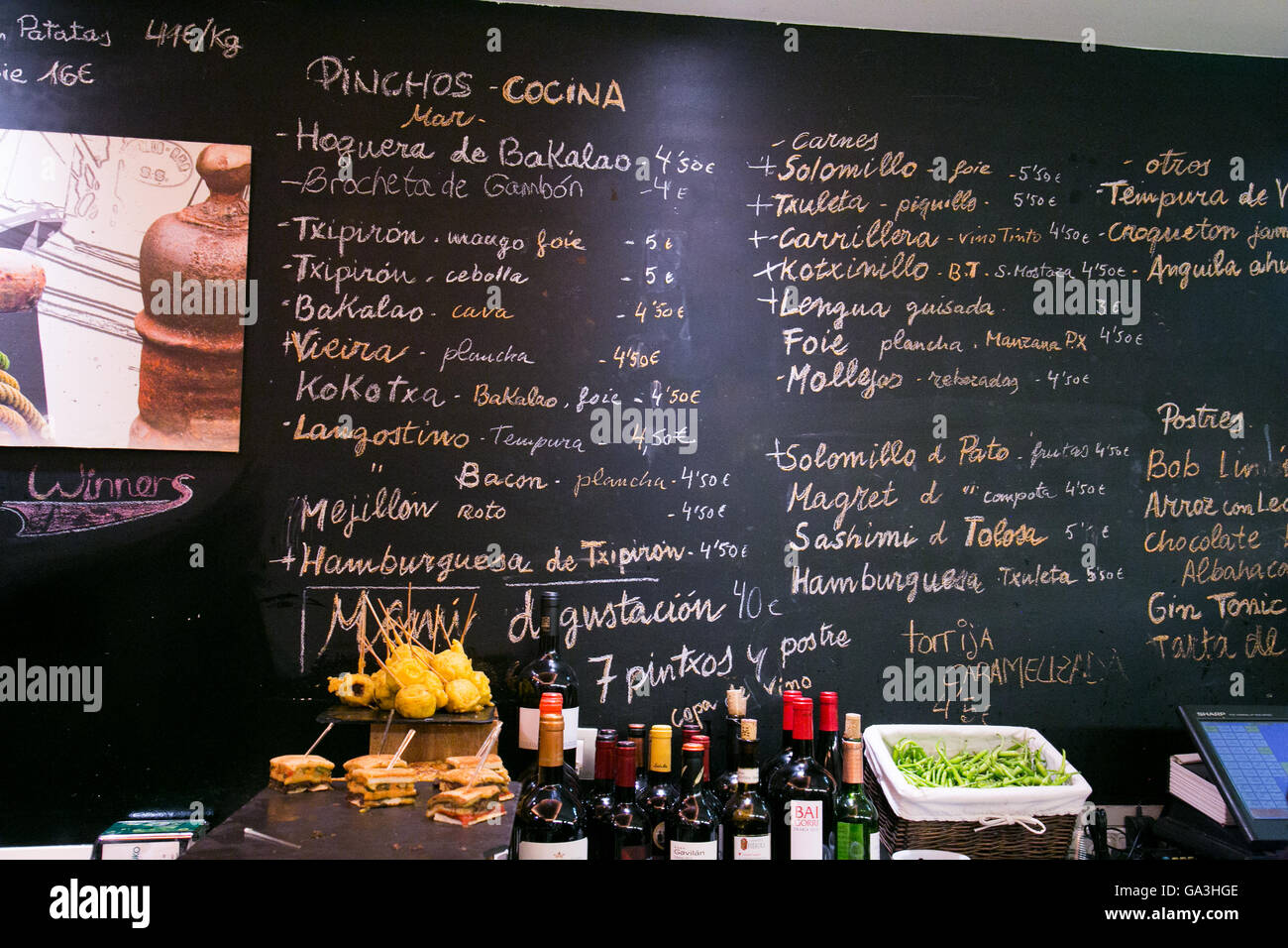 Eine Tapas und Pinchos, Bar, in San Sebastian, Spanien Stockfoto