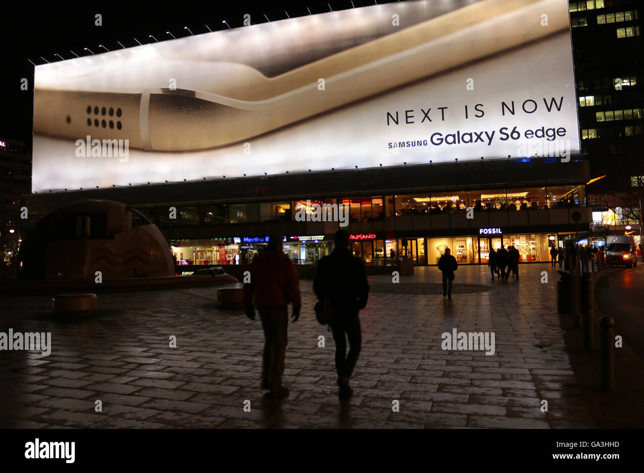 Werbung Fuer Das Neu Angekuendigte Smartphone "Samsung Galaxy S6 Edge", Breitscheidplatz, Berlin-Charlottenburg. Stockfoto