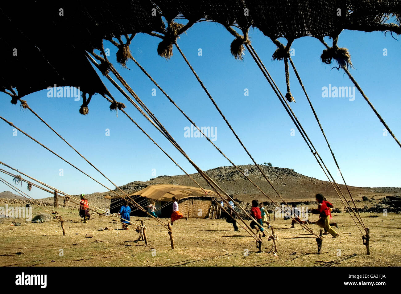 Ein Nomadenkinder und ihre traditionellen Zelt (Oba). Kinder spielen und laufen. Berg Karacadağ Stockfoto