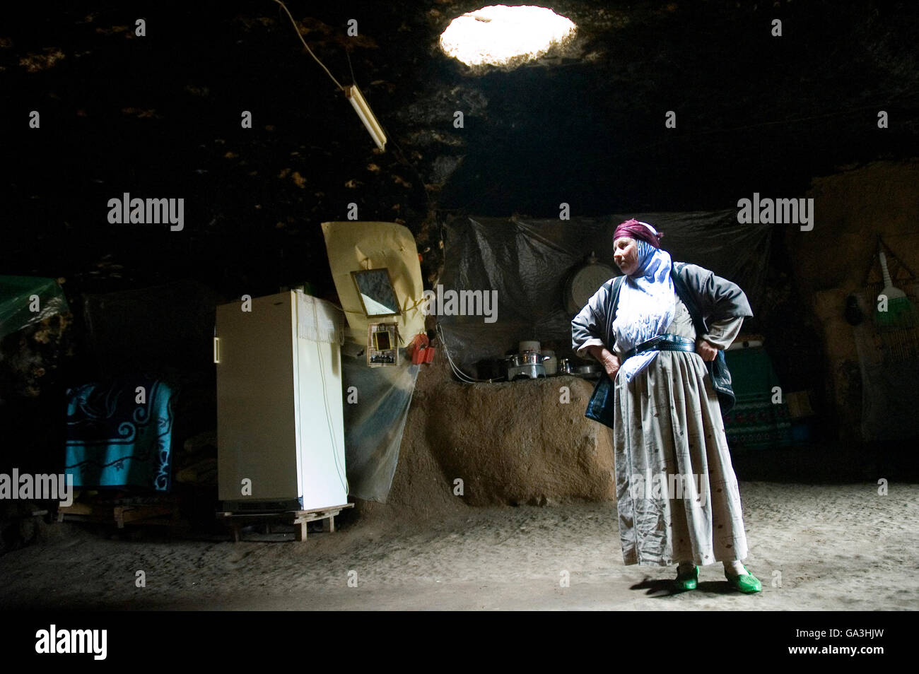 Die Frau, die in einer Höhle in Ceylanpinar, Urfa. Tracht und Haus. Stockfoto