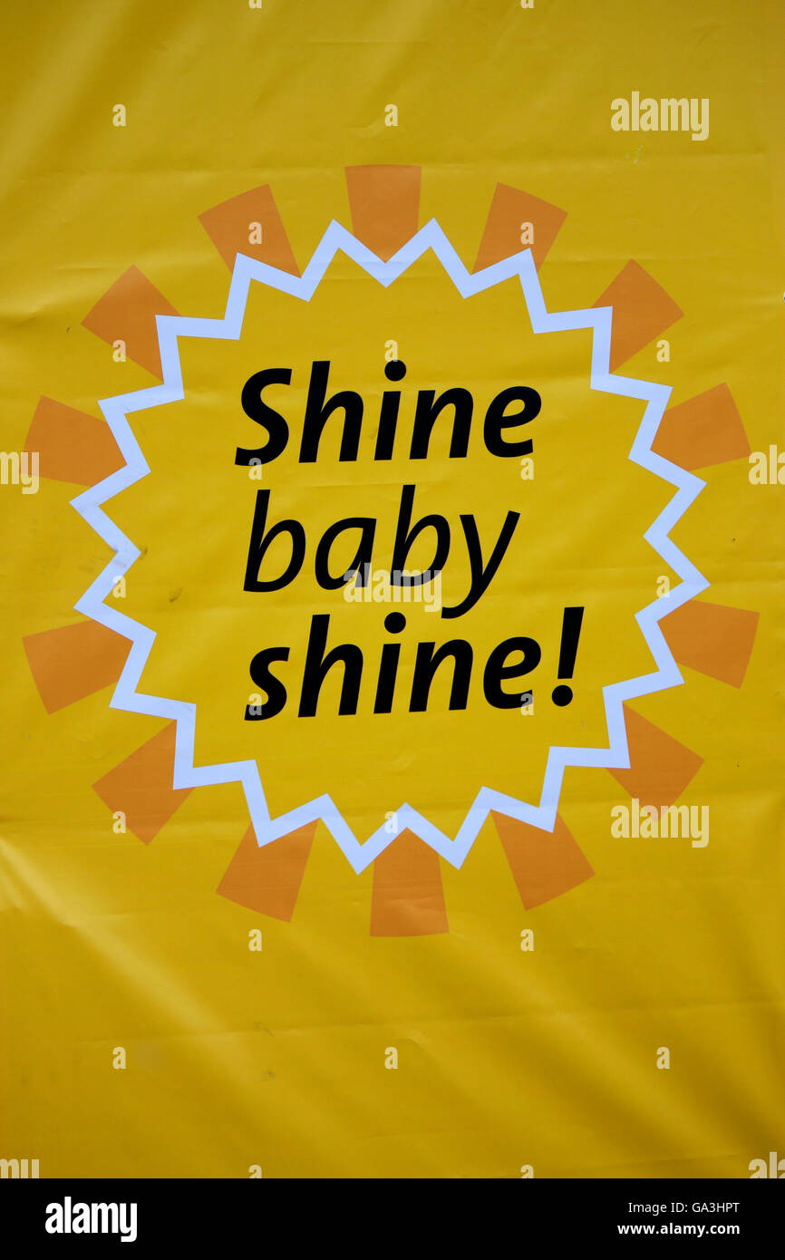 "Shine Baby Shine" - Protestplakat Auf Demonstration Fuer regenerative Energien, 2. Juni 2016, Berlin-Tiergarten. Stockfoto