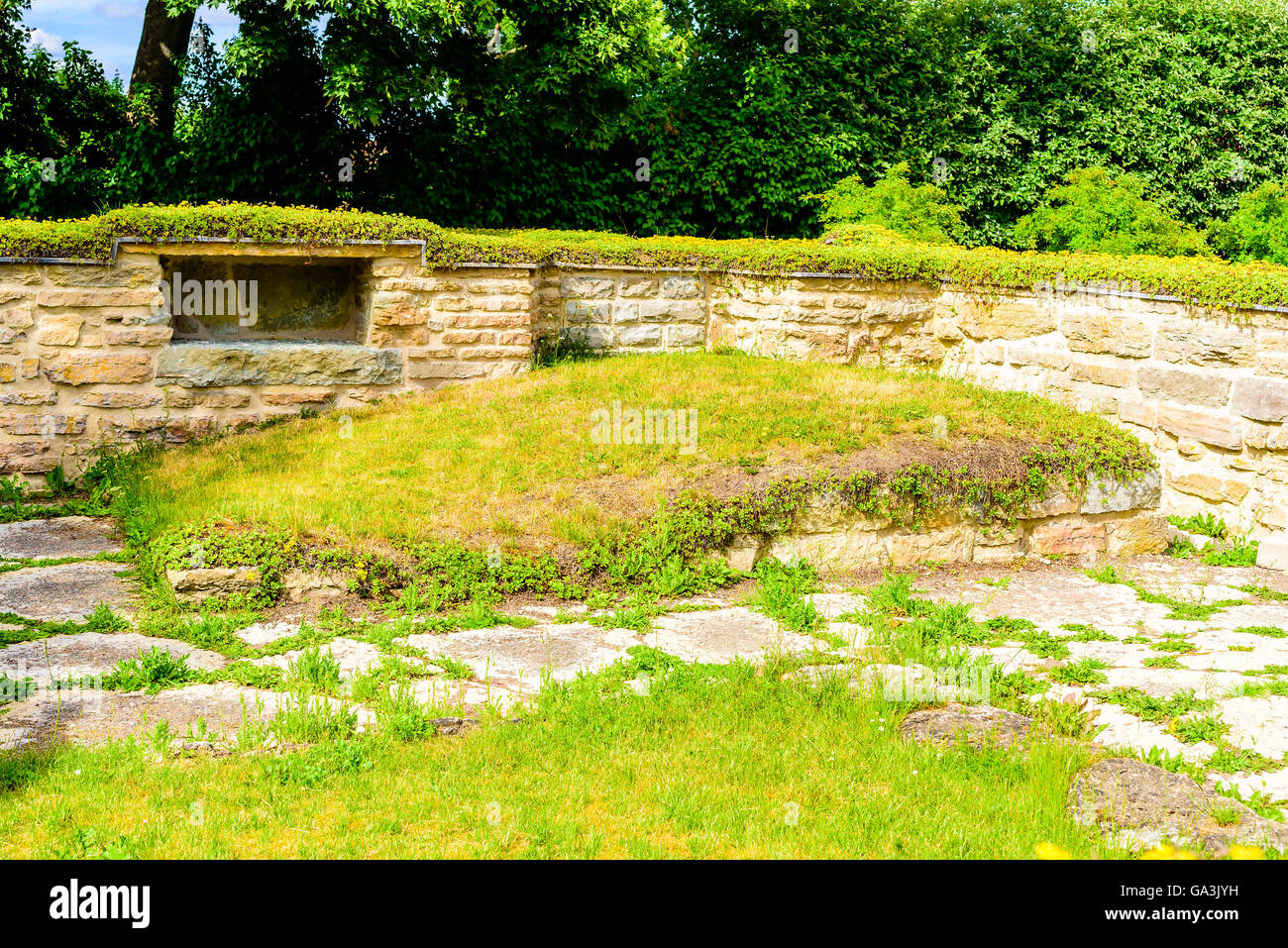 Vreta, Schweden - 20. Juni 2016: Ein Teil der alten Ruinen nach dem Klostergebäude hinter der Kirche. Kalkstein und Vegetation auf Stockfoto