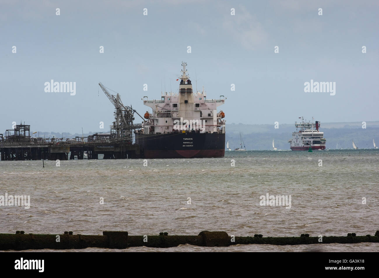 Öltanker am Southampton Water in Fawley und Hamble Stockfoto