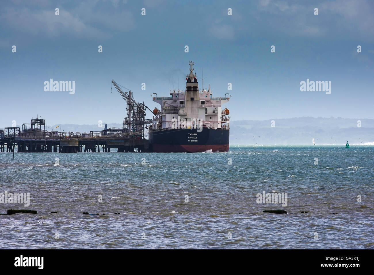 Öltanker am Southampton Water in Fawley und Hamble Stockfoto