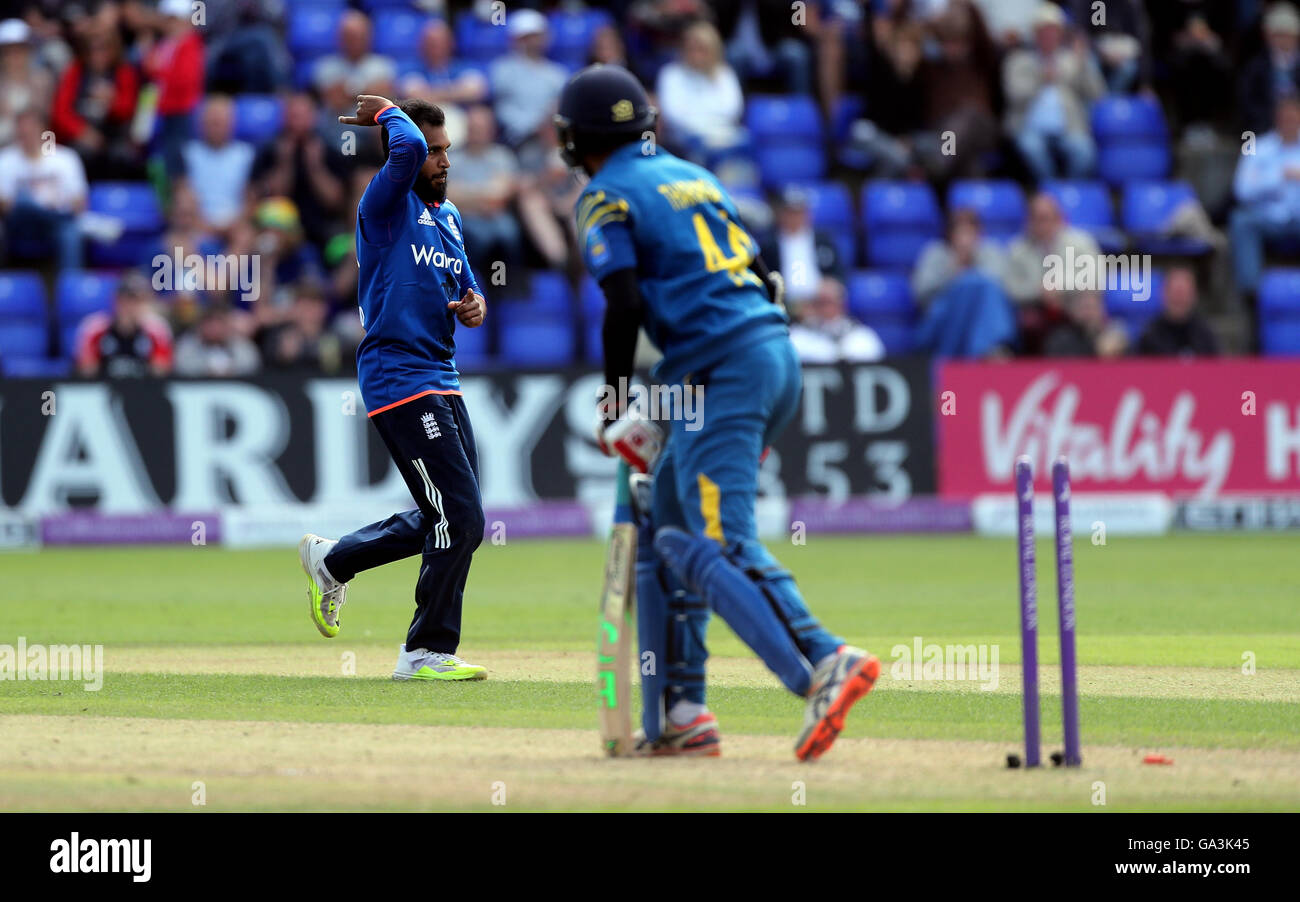 Sri Lanka Upul Tharanga ist während der Royal London ein Tag International Series im SSE SWALEC Stadium, Cardiff von Englands Adil Rashid rollte. Stockfoto