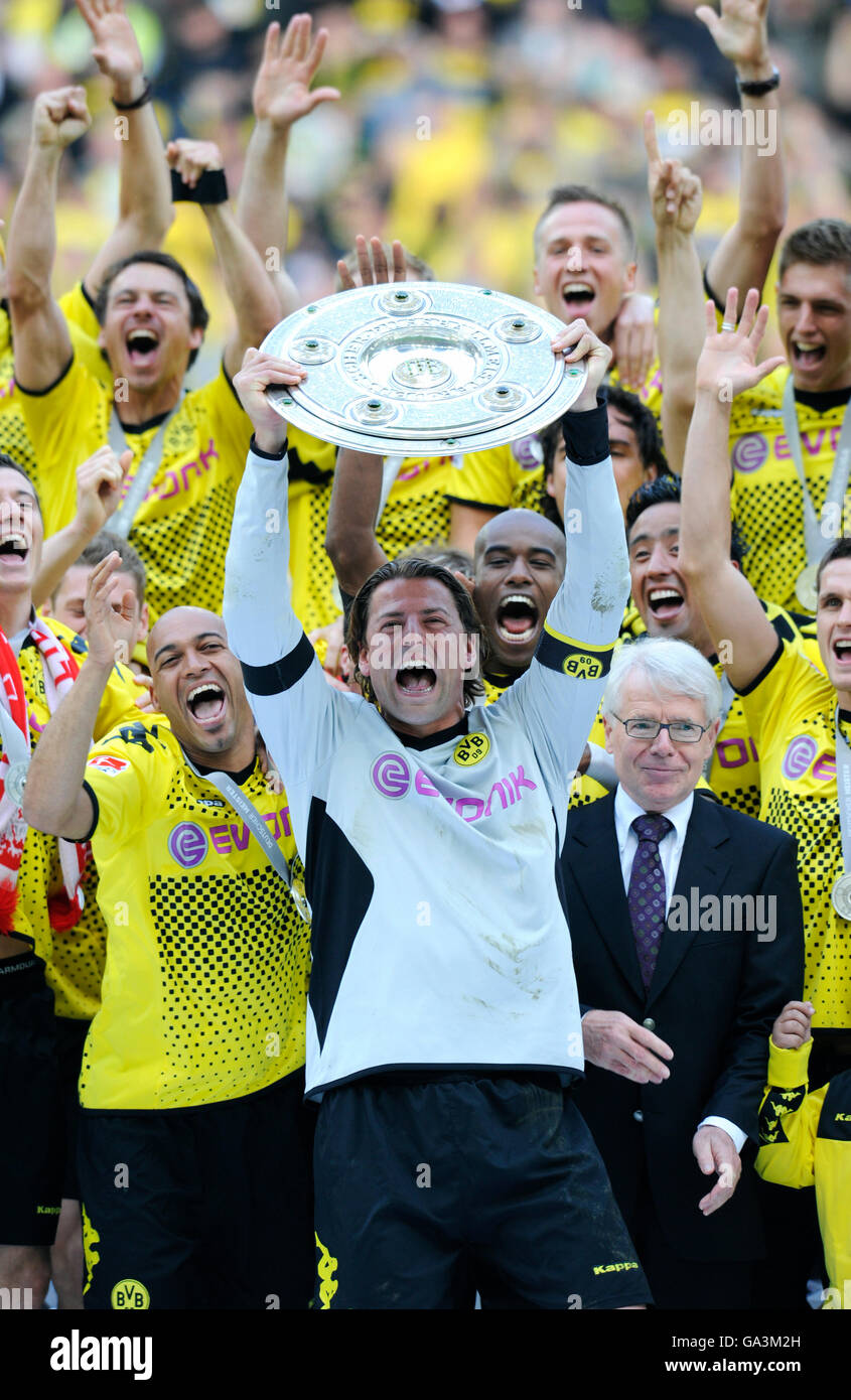 Borussia Dortmund, deutscher Fußball-Meister, jubeln, Roman Weidenfeller mit der Champion Trophy, von links: Dede, Roman Stockfoto