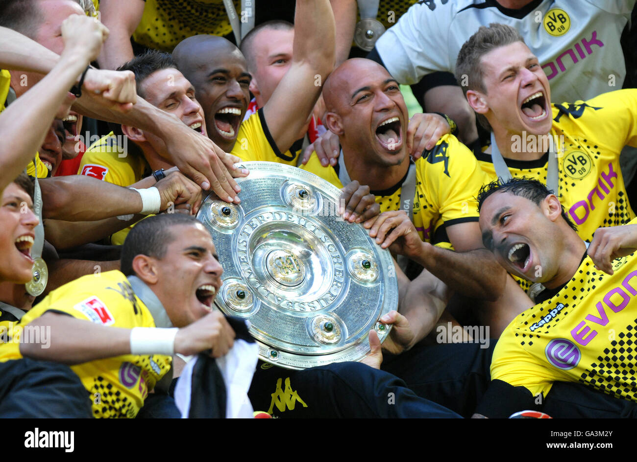 Borussia Dortmund, deutscher Fußball-Meister, jubeln, die Spieler mit der Champion Trophy, von links: Mohamed Zidan Stockfoto