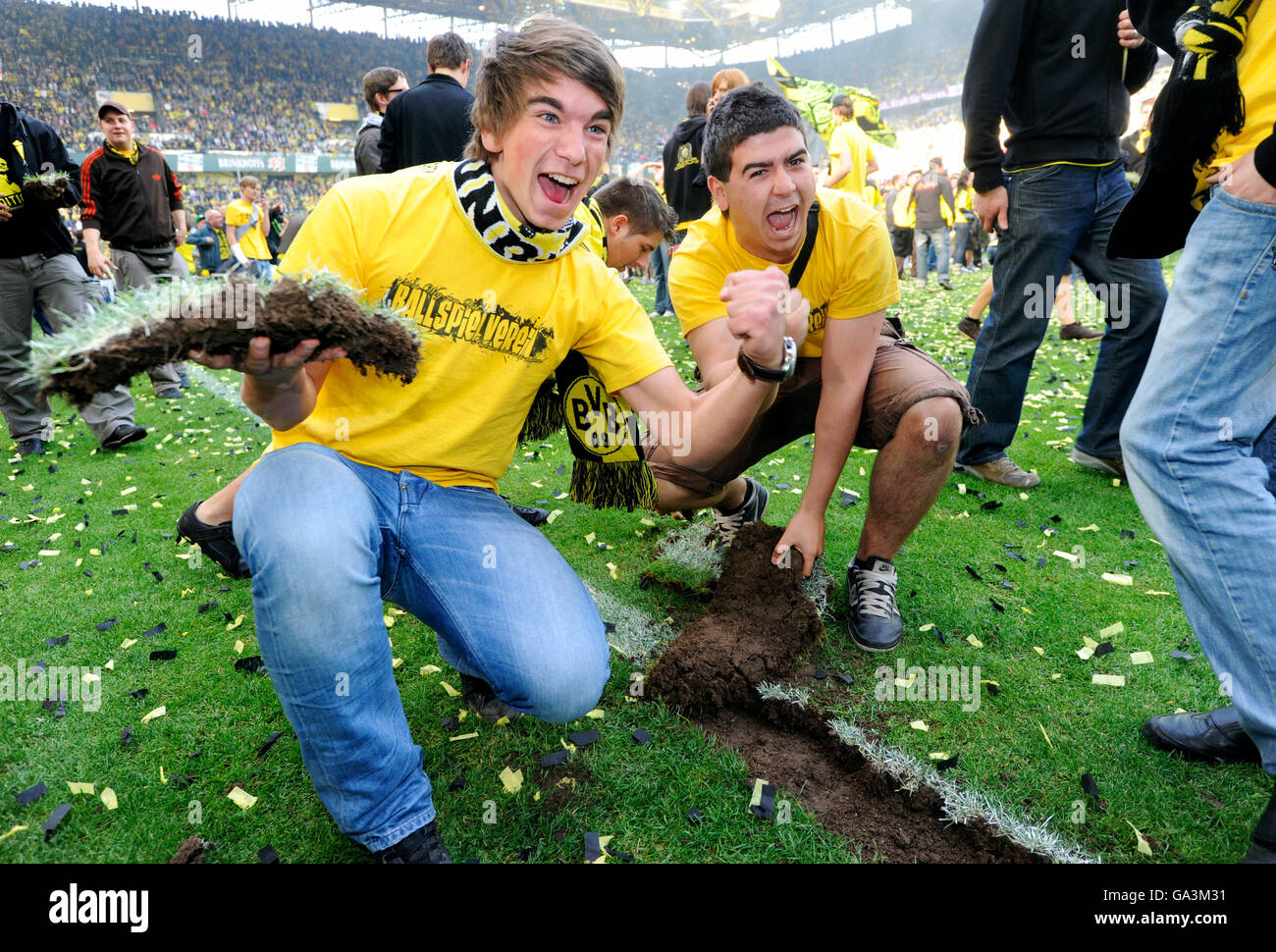 Borussia Dortmund, deutscher Fußball-Meister, jubeln, BVB-Fans sich ein Stück des Rasens sichern Stockfoto