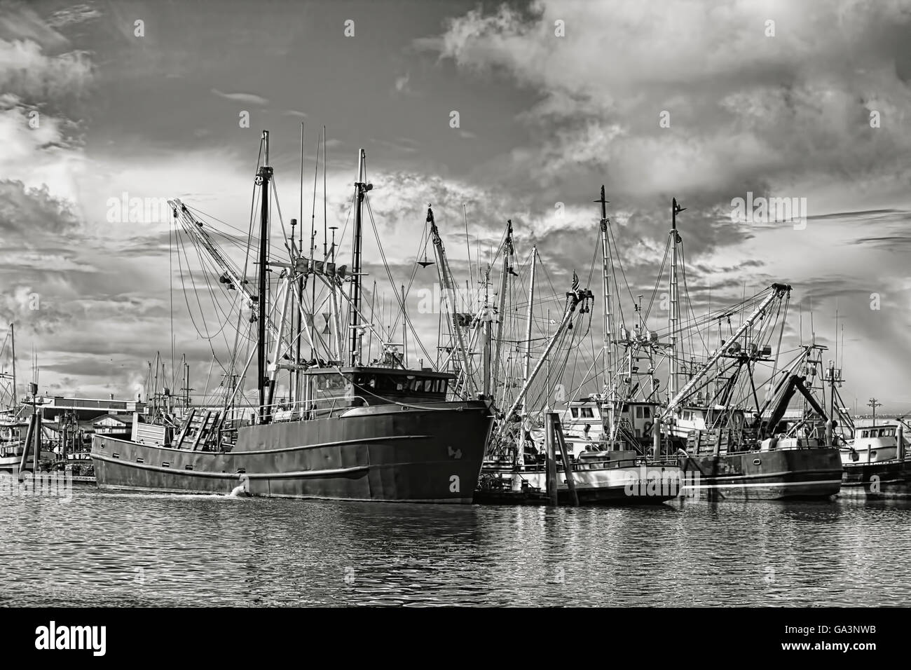 B&W der große Fischerboote angedockt. Stockfoto