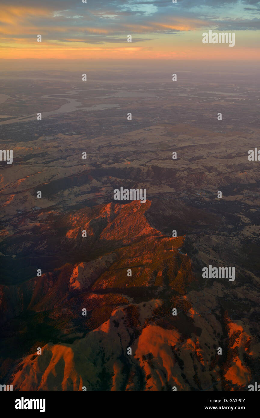 Sonnenuntergang über Mount Diablo und dem unteren Delta, Concord CA (Antenne) Stockfoto