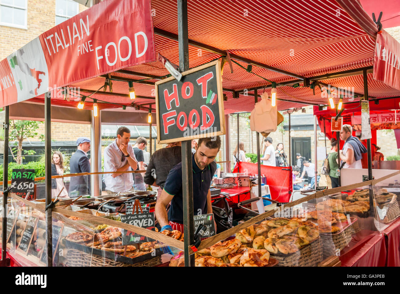 London, Vereinigtes Königreich - 25. Juni 2016: Greenwich Markt. Food-Court: italienische Hot Garküche mit frischen Produkten Stockfoto