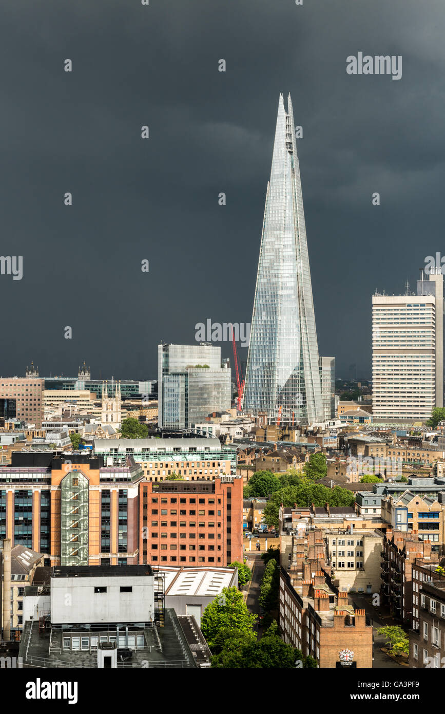 London, Vereinigtes Königreich - 25. Juni 2016: London Skyline mit stimmungsvoller Himmel Sekunden vor einem Sturm mit Splitter vorne Stockfoto