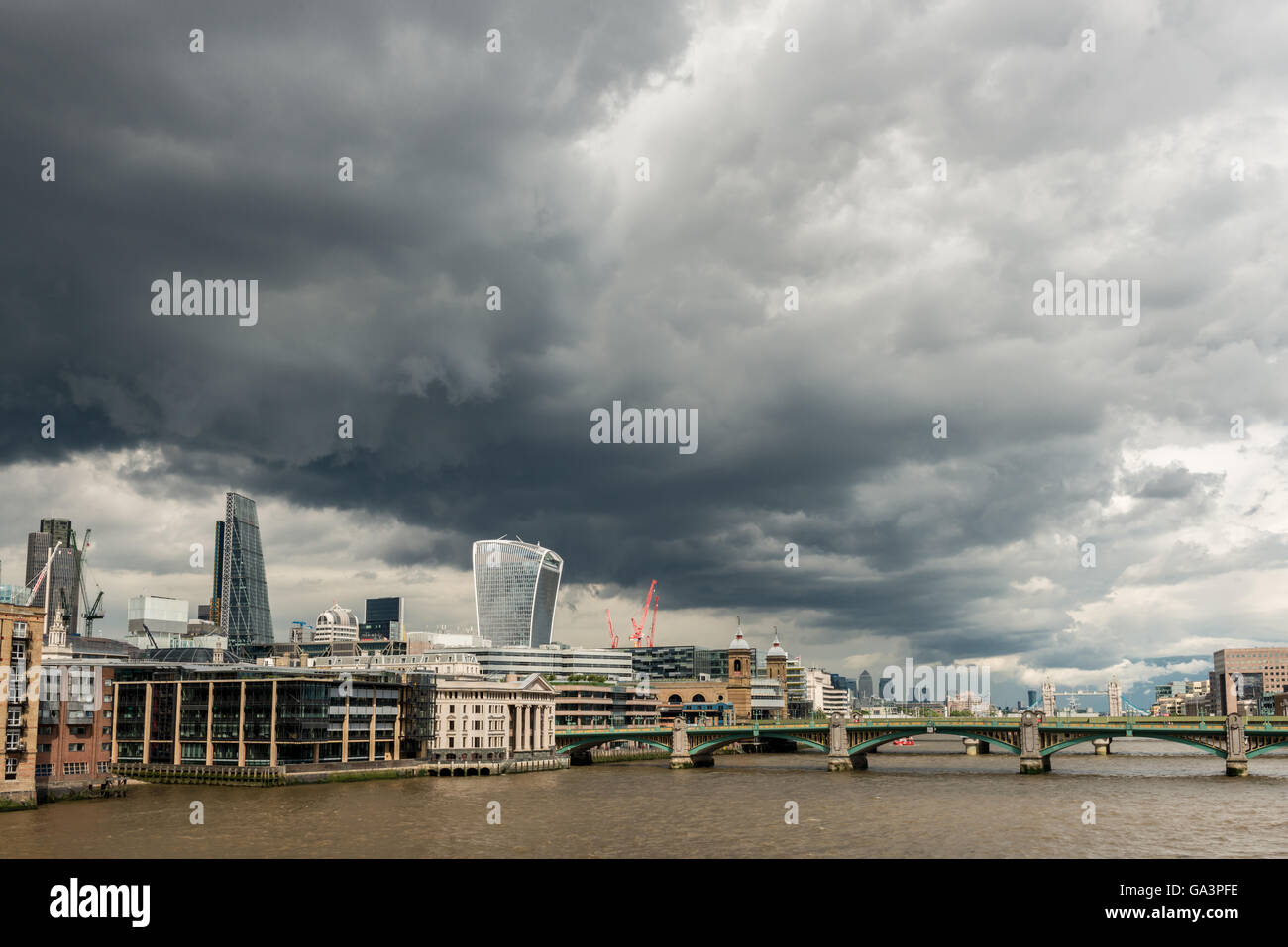London, Vereinigtes Königreich - 25. Juni 2016: London Skyline mit stimmungsvoller Himmel Sekunden vor einem Sturm mit Southwark bridge Stockfoto
