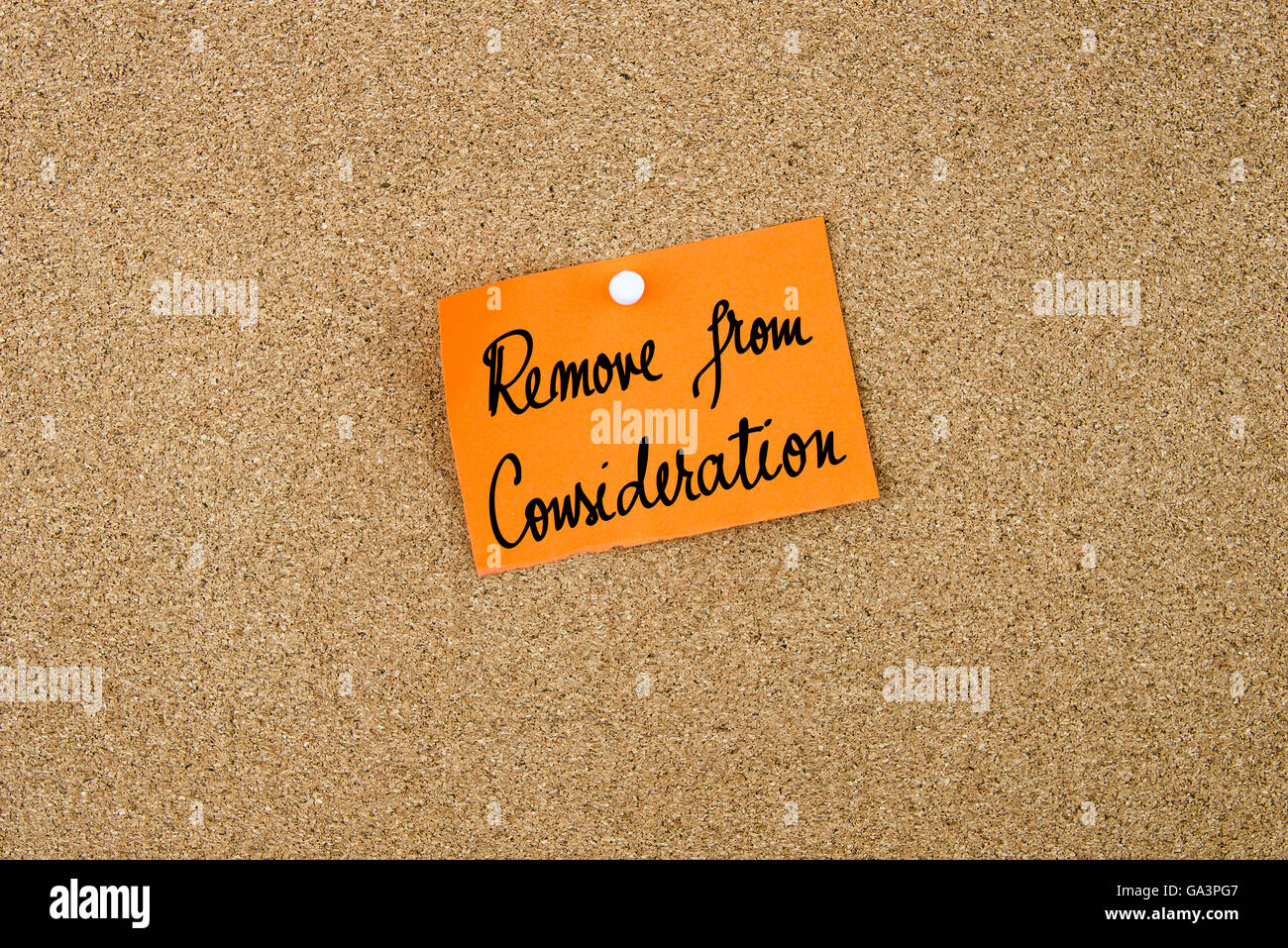 Entfernen Sie aus Rücksicht auf orange Papier Hinweis Hinweis geschrieben merken auf Pinnwand mit weißen Reißzwecke, Kopie Speicherplatz Stockfoto