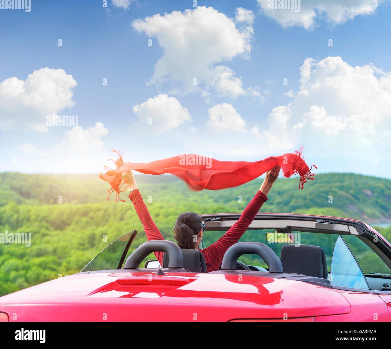 Mädchen in einem roten Cabrio Auto auf einem Hintergrund Seelandschaft mit  einem Schal im Wind wehende Stockfotografie - Alamy