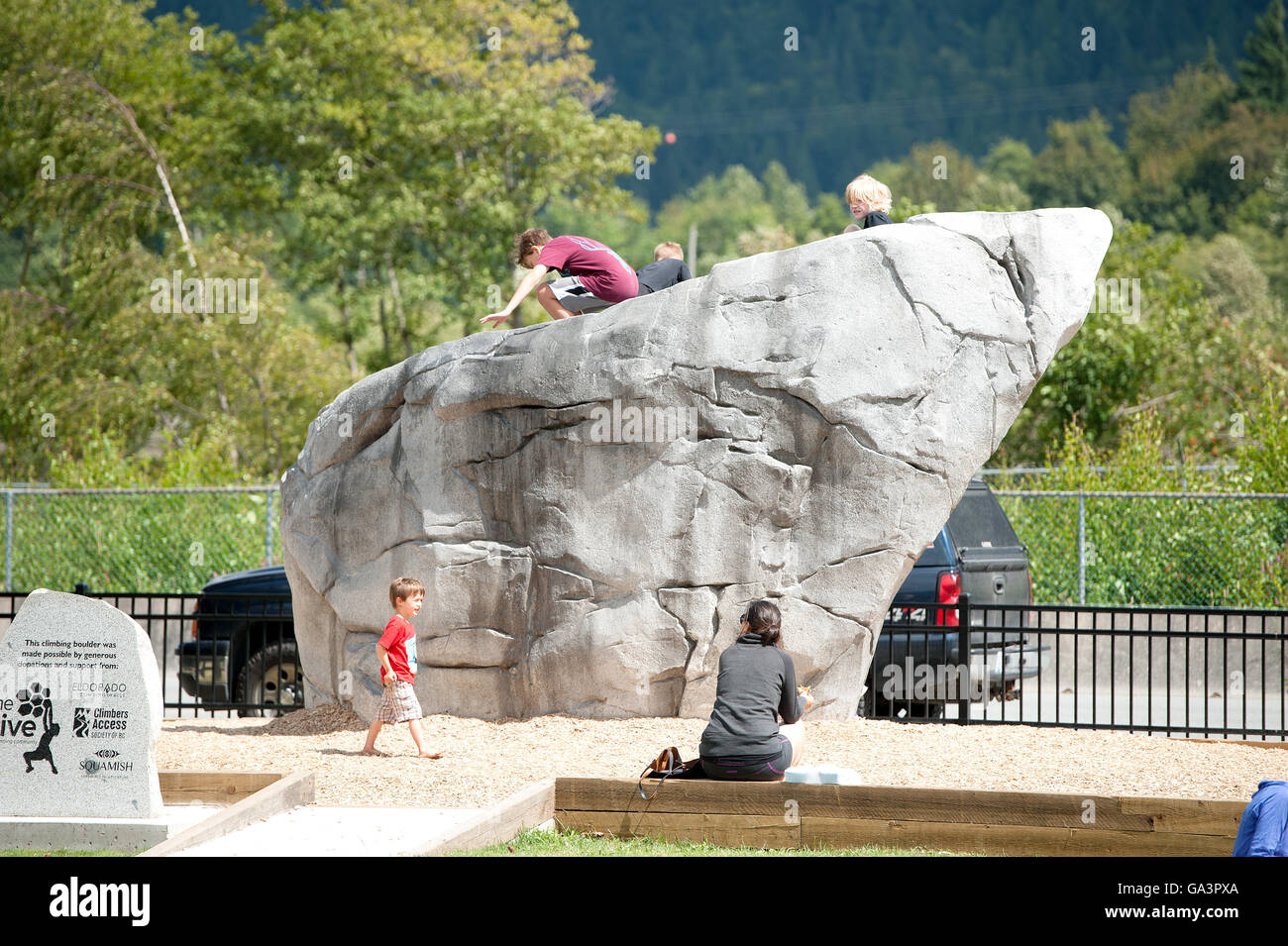 Kinder spielen auf der neuen Kletter Boulder Junction Park in der Innenstadt von Squamish, BC, Kanada Stockfoto