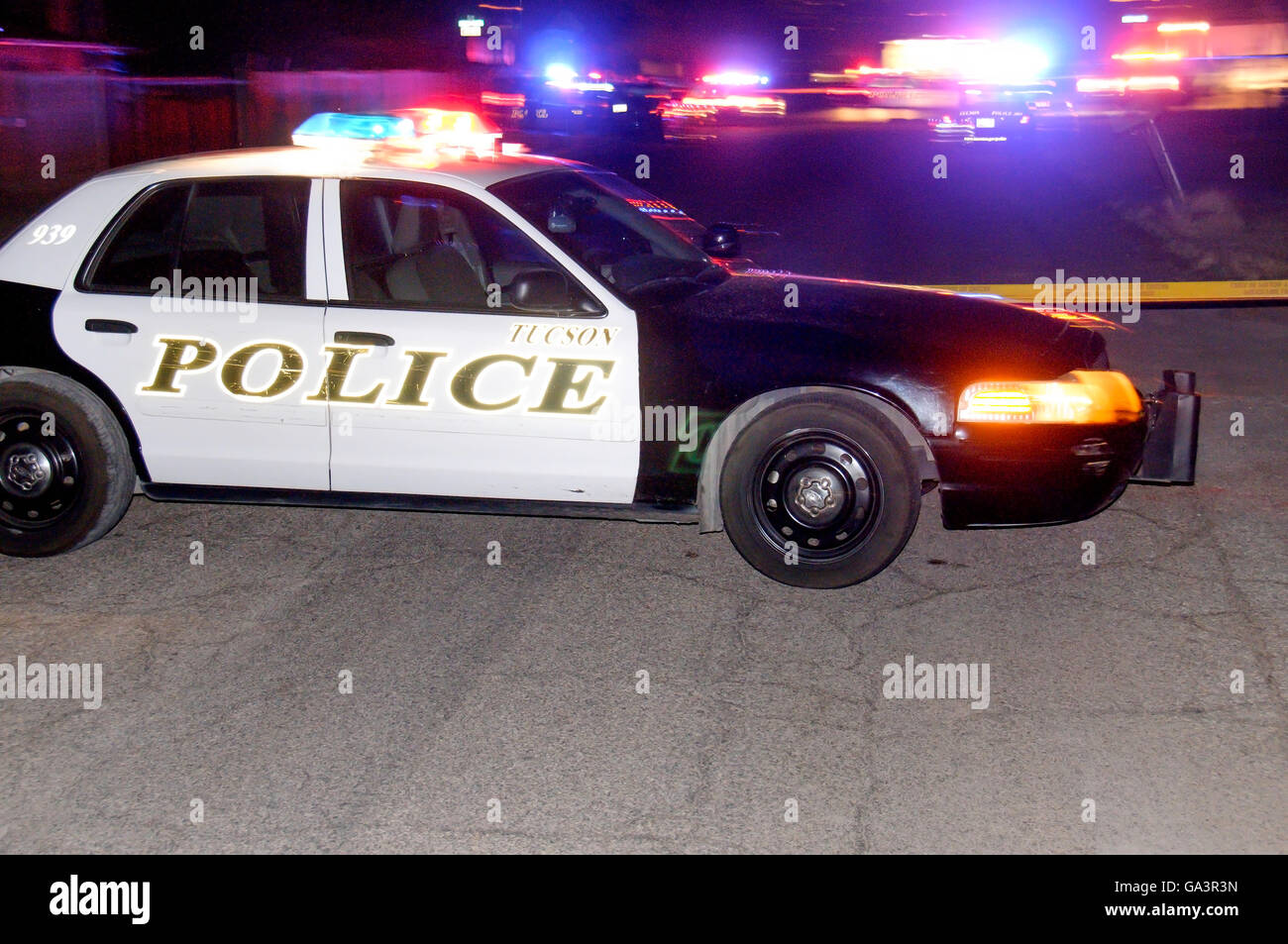 Polizei reagieren auf einen tödlichen Schüssen auf einen 30 Jahre alten Mann auf einer Party wo dienten Betäubungsmittel in Midtown Tucson, Arizona, USA. Stockfoto