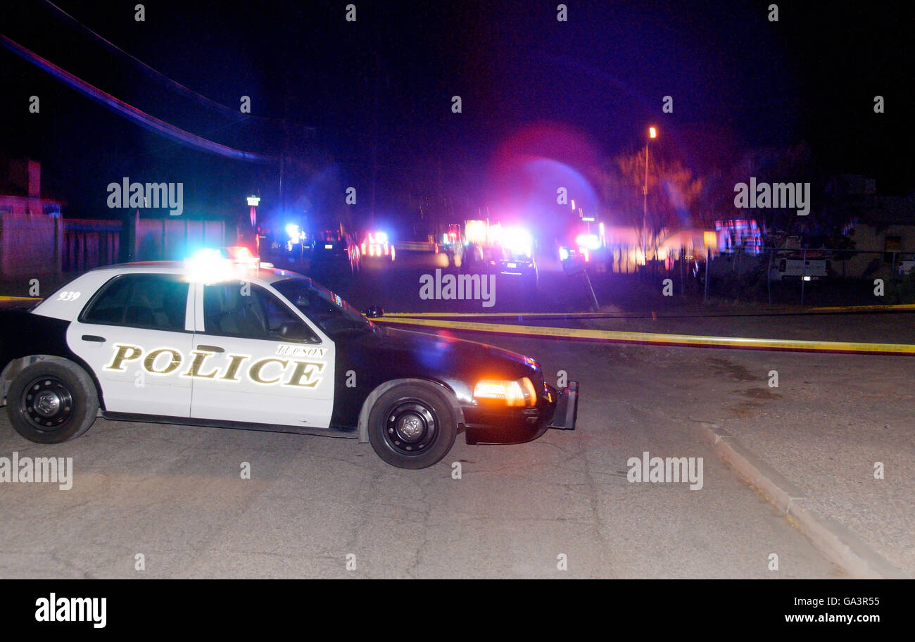 Polizei reagieren auf einen tödlichen Schüssen auf einen 30 Jahre alten Mann auf einer Party wo dienten Betäubungsmittel in Midtown Tucson, Arizona, USA. Stockfoto