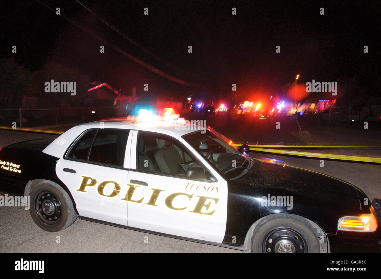 Polizei reagieren auf einen tödlichen Schüssen auf einen 30 Jahre alten Mann auf einer Party wo dienten Betäubungsmittel in Midtown Tucson, Arizona, USA. Stockfoto