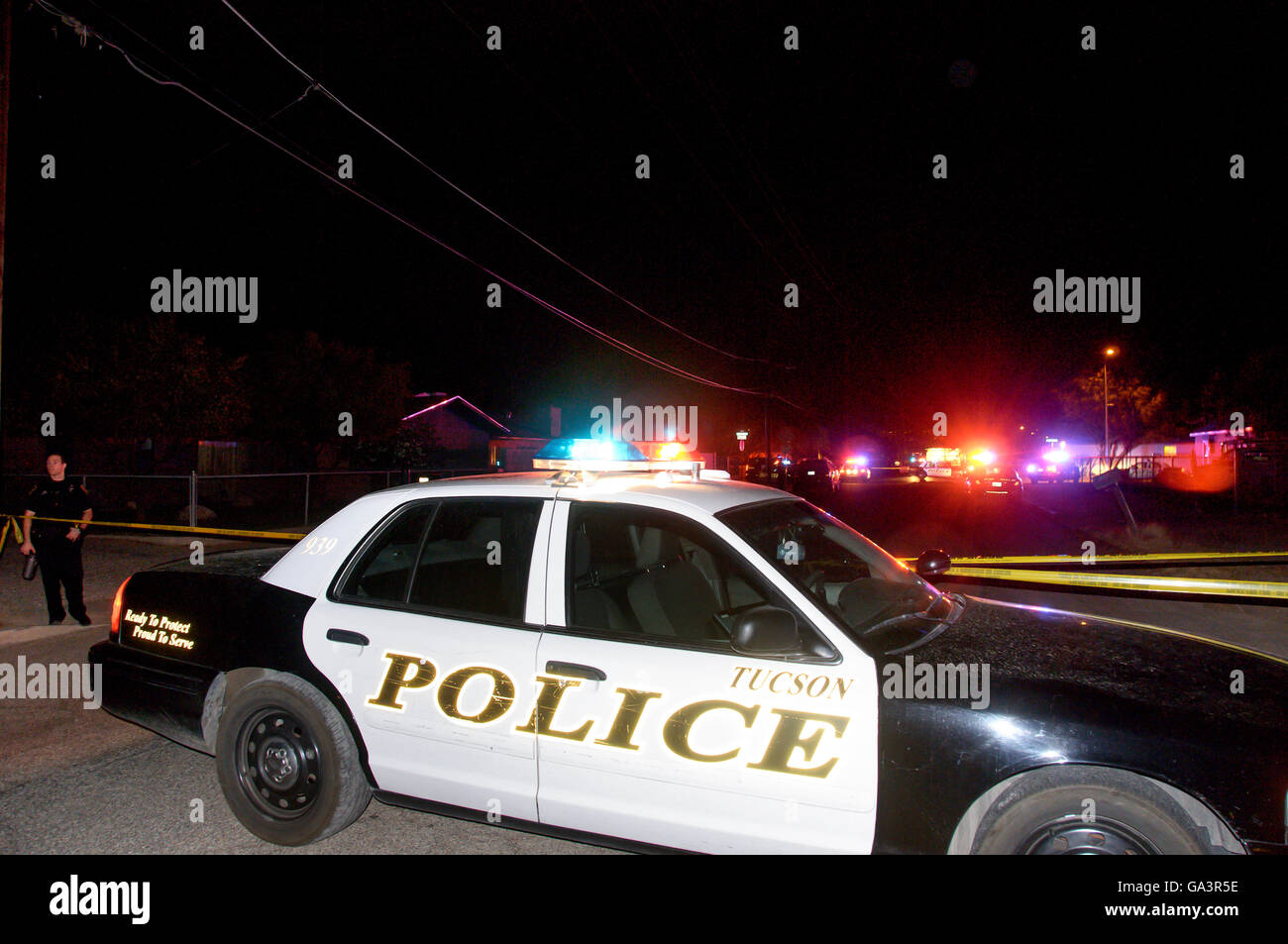 Polizei reagieren auf einen tödlichen Schüssen auf einen 30 Jahre alten Mann auf einer Party wo dienten Betäubungsmittel in Midtown Tucson, Arizona, USA. Stockfoto