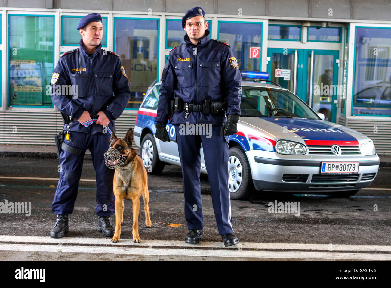 Österreichische Polizei, zwei Polizisten mit einem Hund, Österreich, Europa Stockfoto