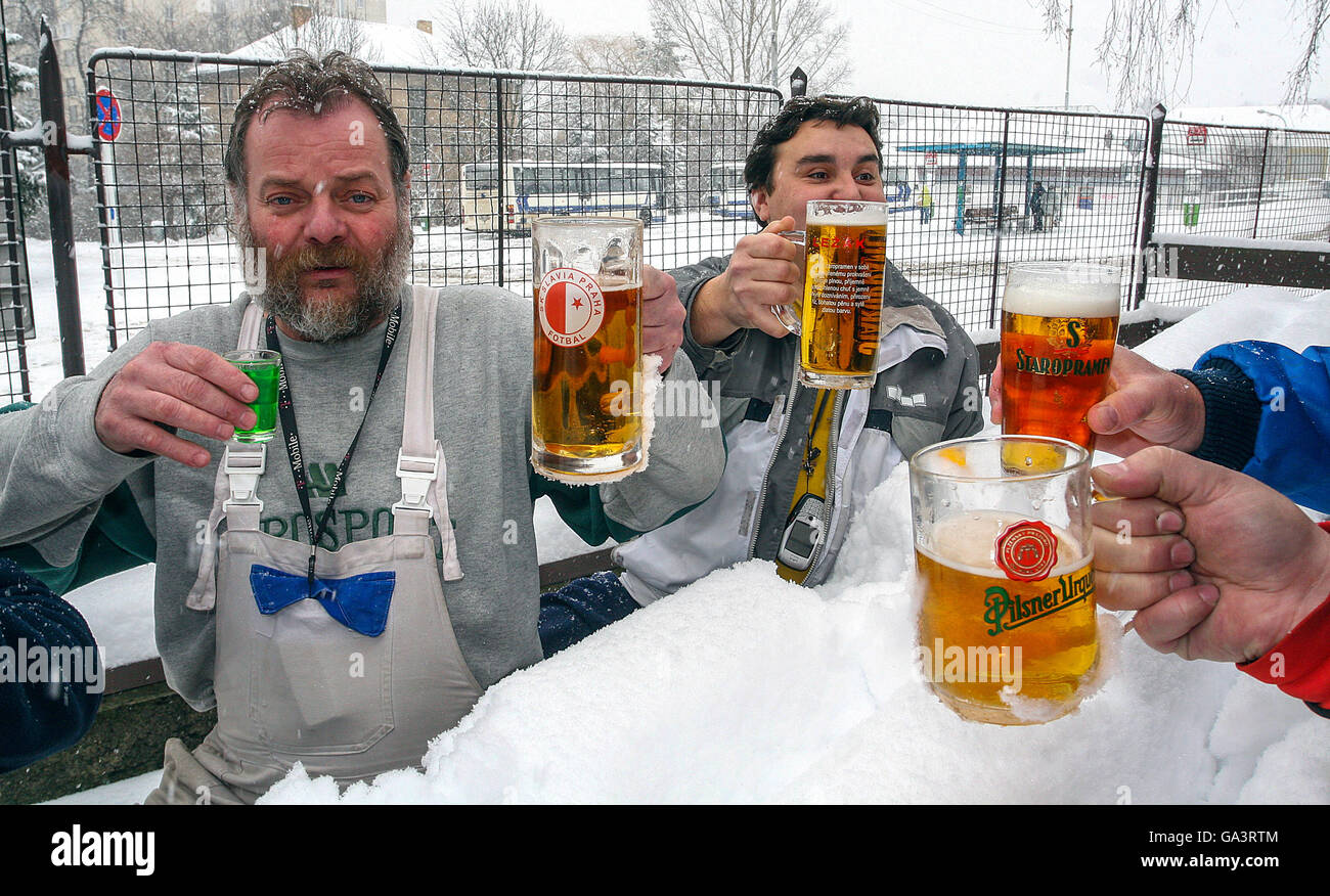 Tschechische Männer trinken Bier, Tschechische Leute, Trinker im Winterbiergarten, Tschechische Republik, die in Schneefreunden trinken, trinken Bier Stockfoto