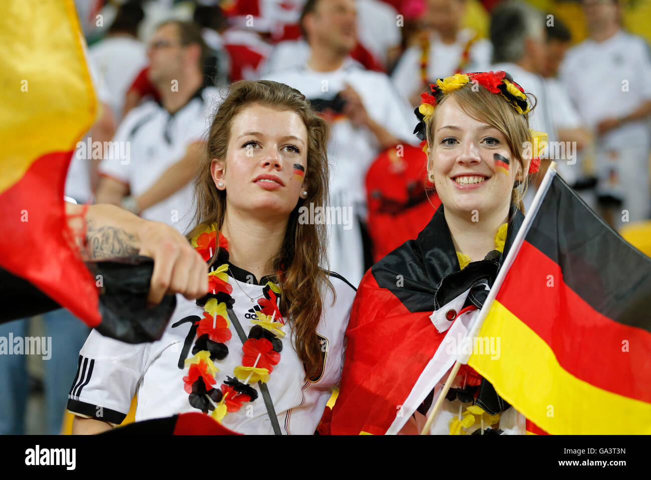 LVIV, UKRAINE - 17. Juni 2012: Deutschland-Fußball-Team-Fans zeigen ihre Unterstützung während der UEFA EURO 2012 Spiel gegen Dänemark in Lviv Arena in Lemberg, Ukraine. Deutschland gewann 2: 1 Stockfoto