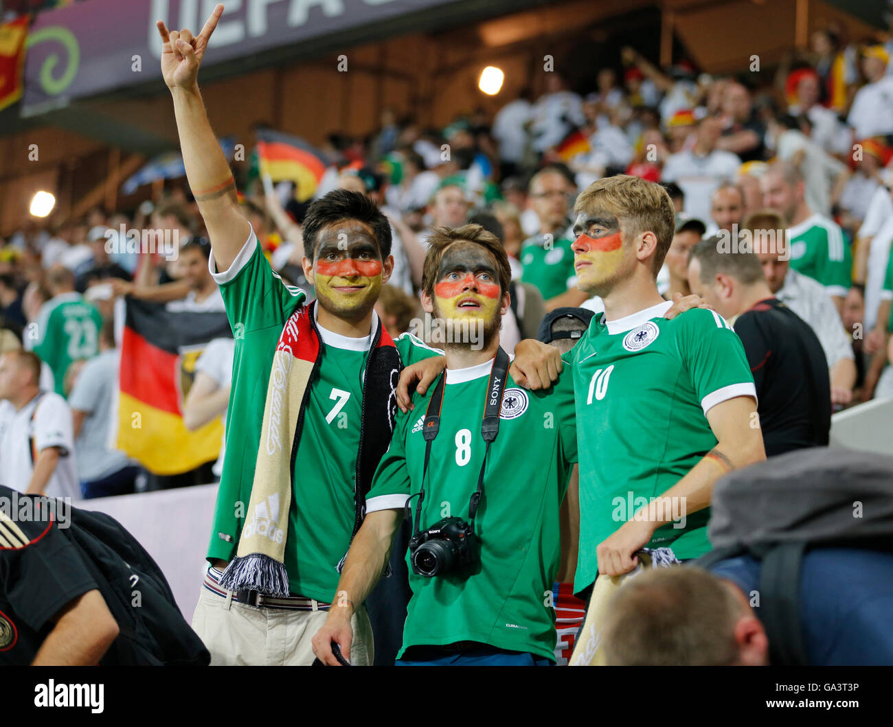 LVIV, UKRAINE - 17. Juni 2012: Deutschland-Fußball-Team-Fans zeigen ihre Unterstützung während der UEFA EURO 2012 Spiel gegen Dänemark in Lviv Arena in Lemberg, Ukraine. Deutschland gewann 2: 1 Stockfoto