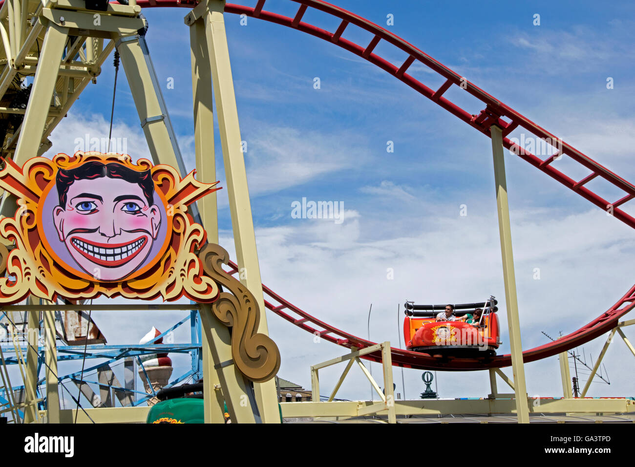 Ein paar reiten die Tickler Achterbahn im Luna Park auf Coney Island, Brooklyn, New York City. Stockfoto