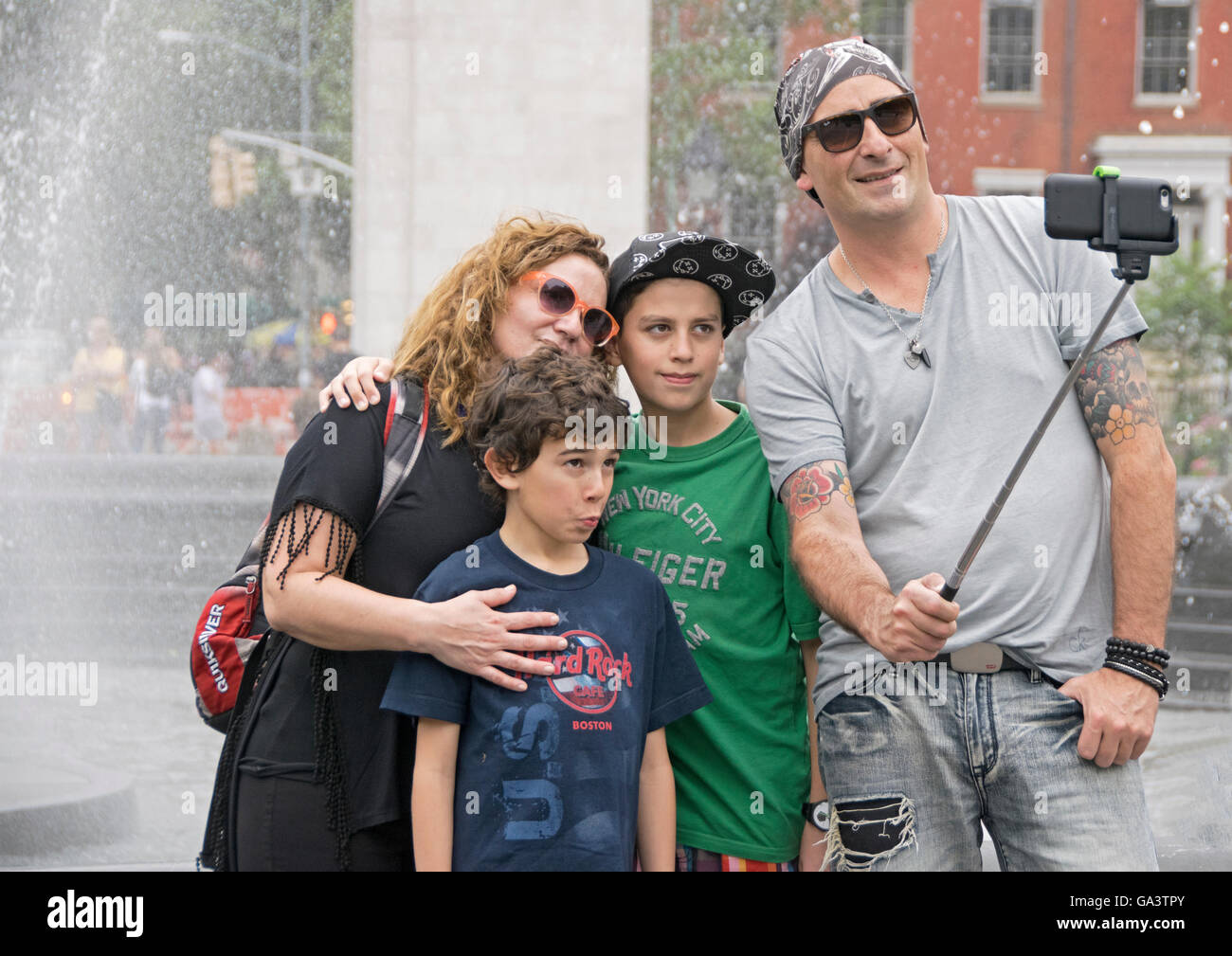 Eine Familie, die eine Selfie im Washington Square Park in Greenwich Village, New York City Stockfoto