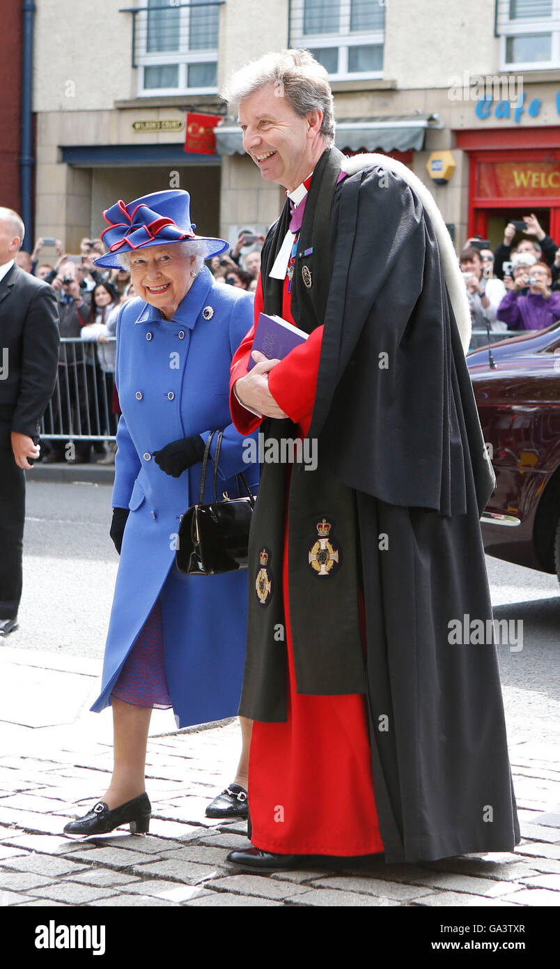 Königin Elizabeth II. wird von Reverend Neil Gardner, begrüßt, als sie für einen sonntäglichen Gottesdienst Canongate Kirk in Edinburgh ankommt. Stockfoto